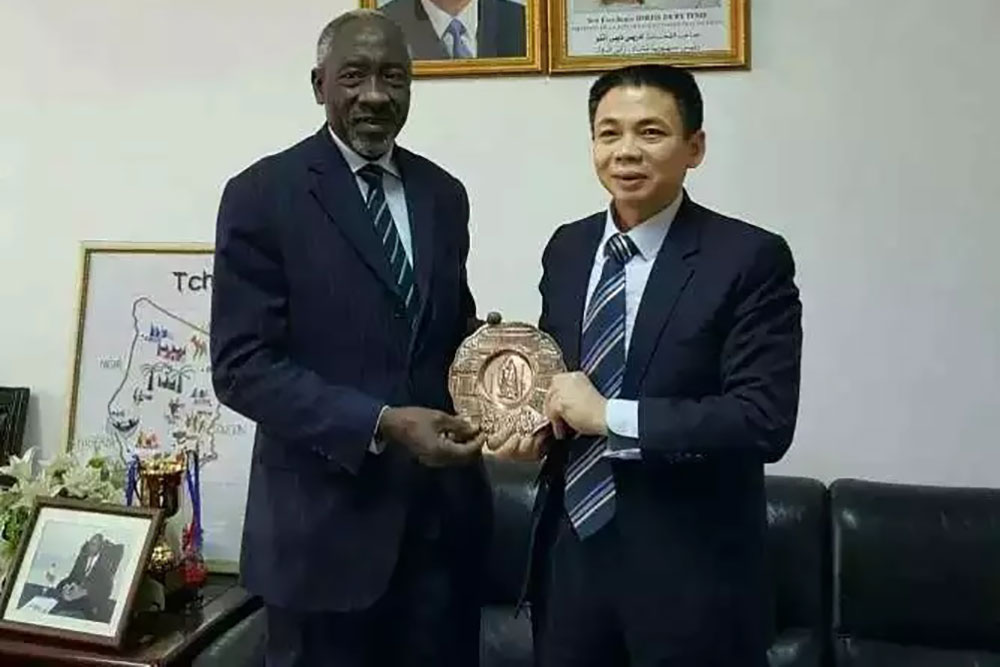 Mr. Qin Changling, Chairman of Qingong International Group met with Chad’s Ambassador to China Mr. Ahmed Songji.w