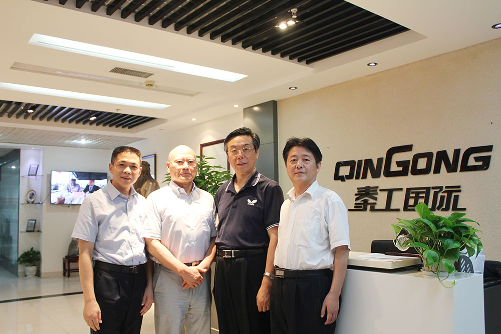 Mr. Xu Shu,  former secretary-general of State Council of South Korea, and Zhang Tiejun,  a famous calligrapher, pay a visit to Qingong International Group